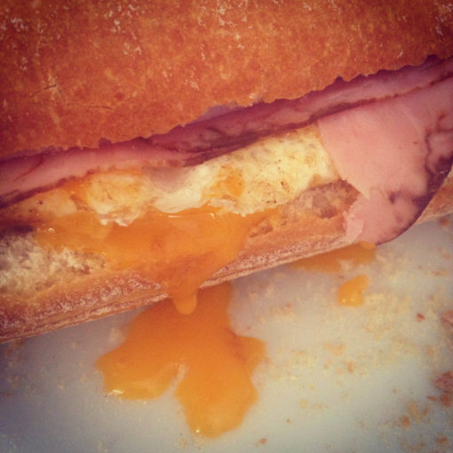 Bocadillo de huevo, jamón york y queso