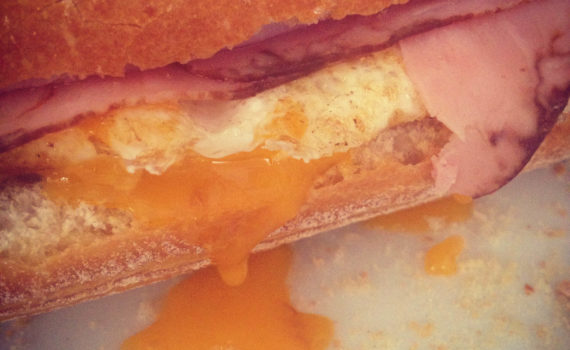 Bocadillo de huevo, jamón york y queso